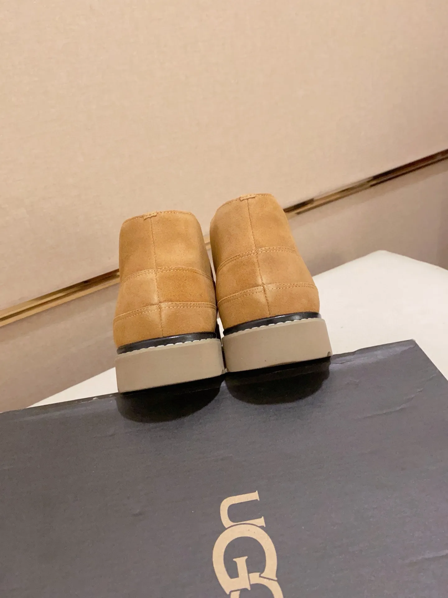 Men's shoes💰: 600💰(high-end goods) UGG❄️❄️Latest model 1:1⃣️quality, fabric: high-end quality first-layer cowhide imported from Europe. Lining: wool lining, sole: pure imported foam outsole. ❤️High-end goods, fine workmanship, trendy and fashionable. The fit is very classy. If you know the goods, you will not be able to refuse😍😍Number of codes: 38-44 (45 is custom-made and cannot be returned or exchanged)